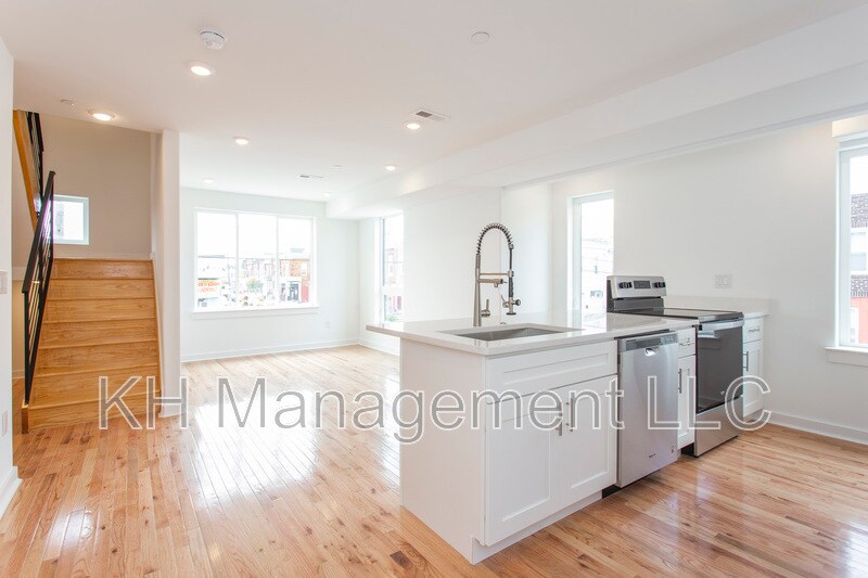 2123 Dickinson St in Philadelphia, PA - Building Photo