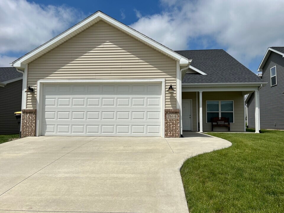 7614 Melody Cir E in Fort Wayne, IN - Foto de edificio