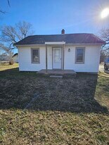 325 E Avenue C in South Hutchinson, KS - Building Photo