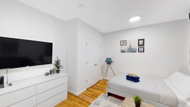 317 E 75th St in New York, NY - Building Photo - Building Photo