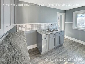 471 Center St in Elgin, IL - Building Photo - Building Photo