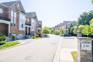 230 Paisley Blvd W in Mississauga, ON - Building Photo