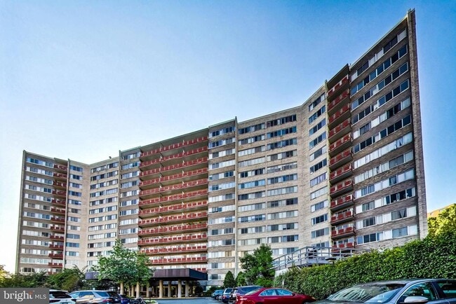 5340 Holmes Run Pkwy in Alexandria, VA - Building Photo - Building Photo