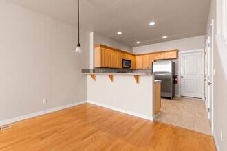 929 SE Marion St in Portland, OR - Building Photo - Building Photo