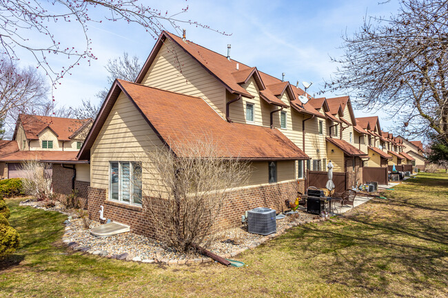 River Oaks Townhomes in Des Moines, IA - Building Photo - Building Photo