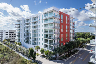 Midtown Doral in Doral, FL - Foto de edificio - Building Photo