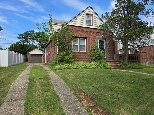 123 Nugent St in New Hyde Park, NY - Building Photo - Building Photo