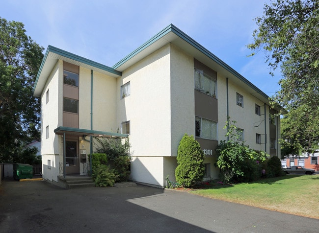 Camdora Apartments in Victoria, BC - Building Photo - Building Photo