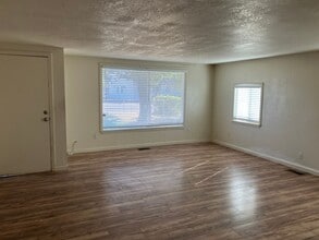 1351 Leonard Ave in Modesto, CA - Building Photo - Building Photo