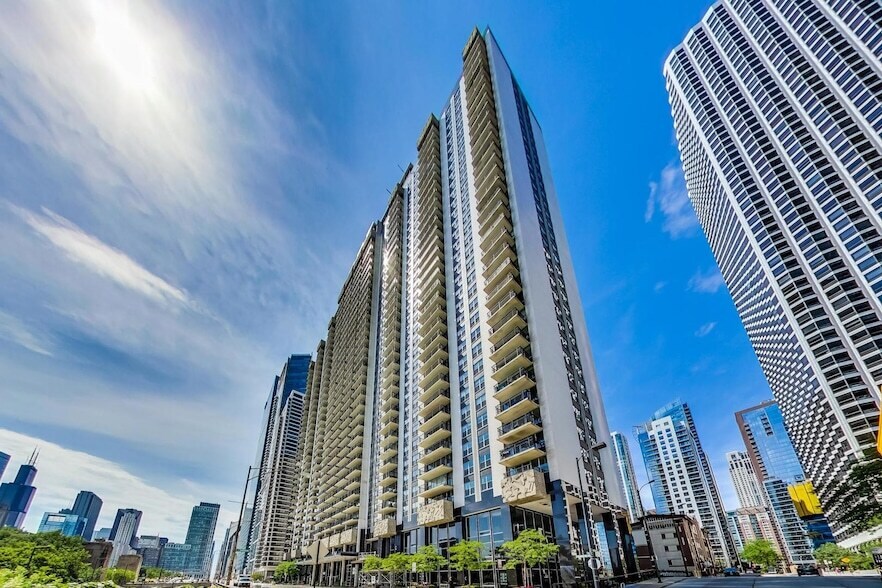 400 E Randolph St, Unit 1822 in Chicago, IL - Building Photo