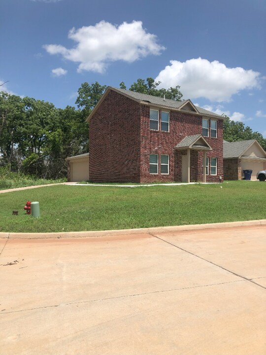 2406 Posse Trl in Stillwater, OK - Building Photo