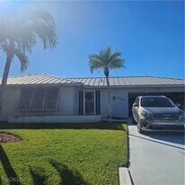 2248 Harvard Ave in Ft. Myers, FL - Building Photo