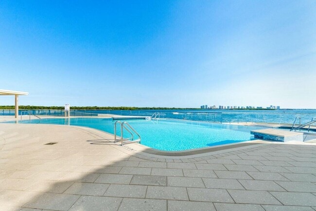 100 Lakeshore Dr in North Palm Beach, FL - Building Photo - Building Photo