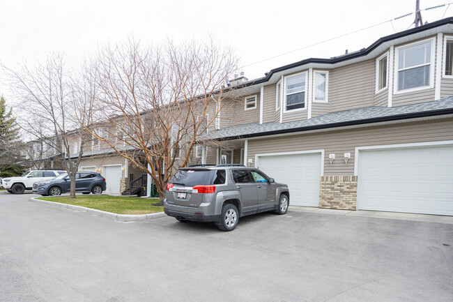 Bow Ridge Pointe in Cochrane, AB - Building Photo - Building Photo