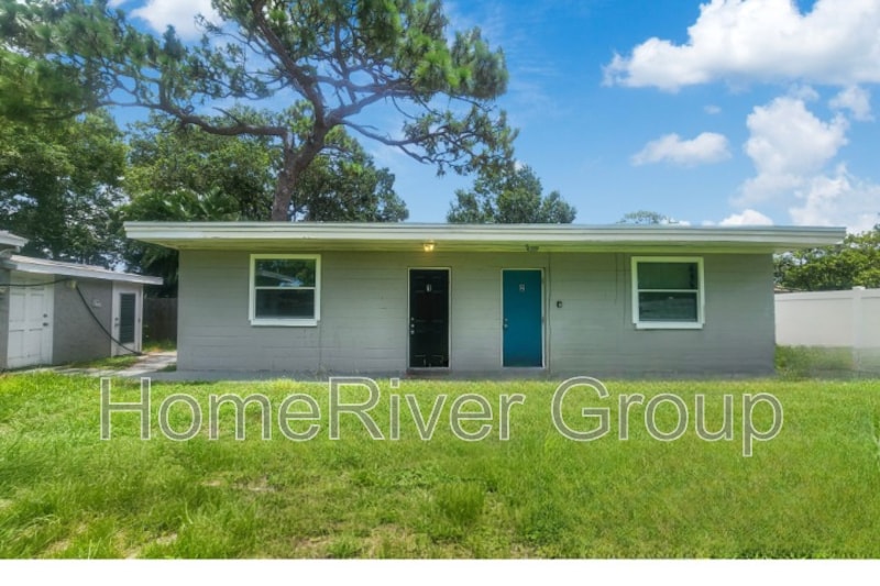 1956 McMullen Rd in Largo, FL - Building Photo