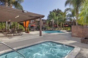 Los Arbolitos/ Timbers Apartments