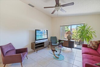 5276 Cedarbend Dr in Ft. Myers, FL - Building Photo - Building Photo