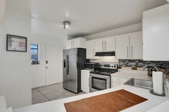 1690 NE 191st St, Unit 1121 in Miami, FL - Foto de edificio - Building Photo