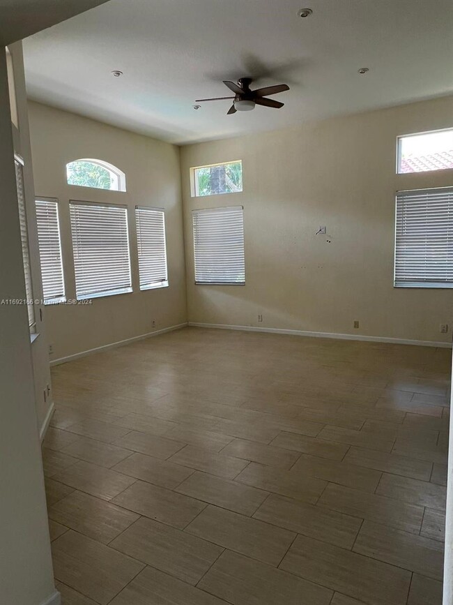 2694 Oakmont in Weston, FL - Foto de edificio - Building Photo