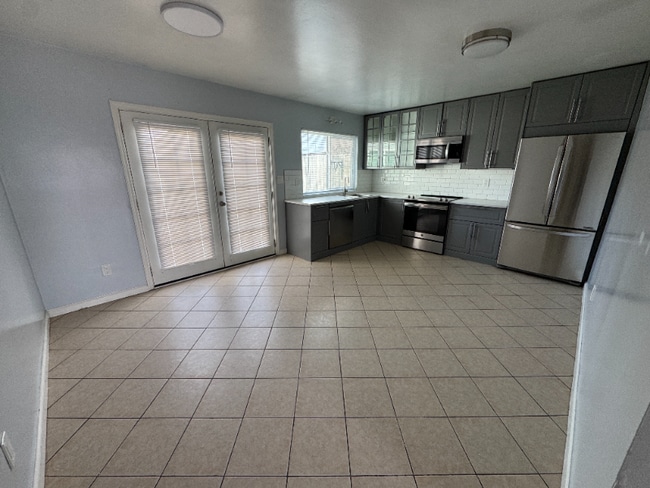 1012 Valhalla Dr in Bakersfield, CA - Foto de edificio - Building Photo