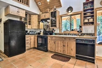 21561 Hideway Ln in Rhododendron, OR - Building Photo - Building Photo