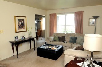1527 Foster Ave, Unit 10 in Cambridge, OH - Foto de edificio - Building Photo