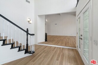19555 Oxnard St in Los Angeles, CA - Building Photo - Building Photo