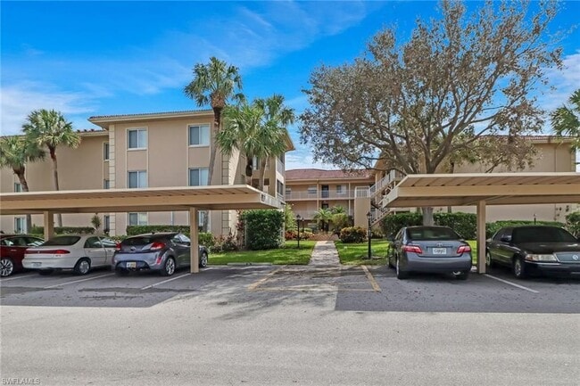 1051 Foxfire Ln in Naples, FL - Building Photo - Building Photo