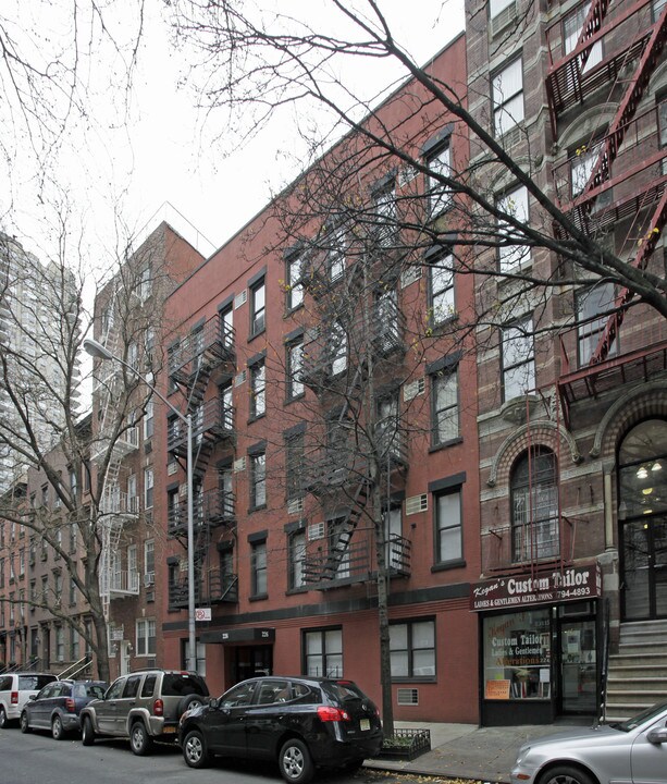 226 E 74th St in New York, NY - Building Photo