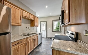 118 Lake St in Pewaukee, WI - Building Photo - Building Photo