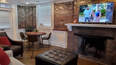 101 W Oglethorpe Ave in Savannah, GA - Building Photo - Building Photo