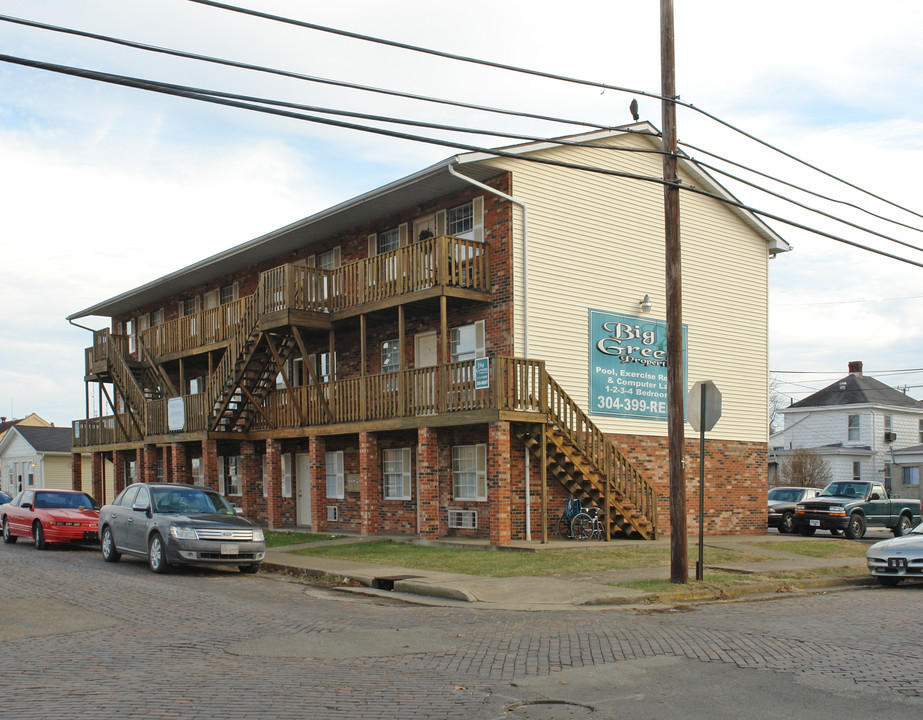 Maple Arms in Huntington, WV - Building Photo