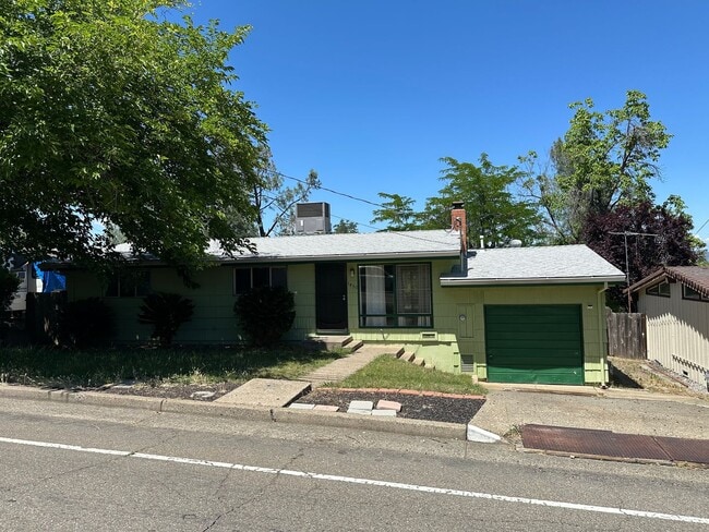 1450 Riviera Dr in Redding, CA - Building Photo - Building Photo