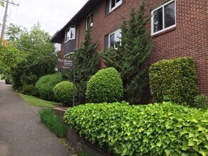 Lakecrest in Seattle, WA - Building Photo - Building Photo