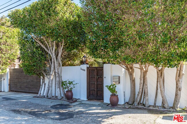 24408 Malibu Rd in Malibu, CA - Building Photo - Building Photo