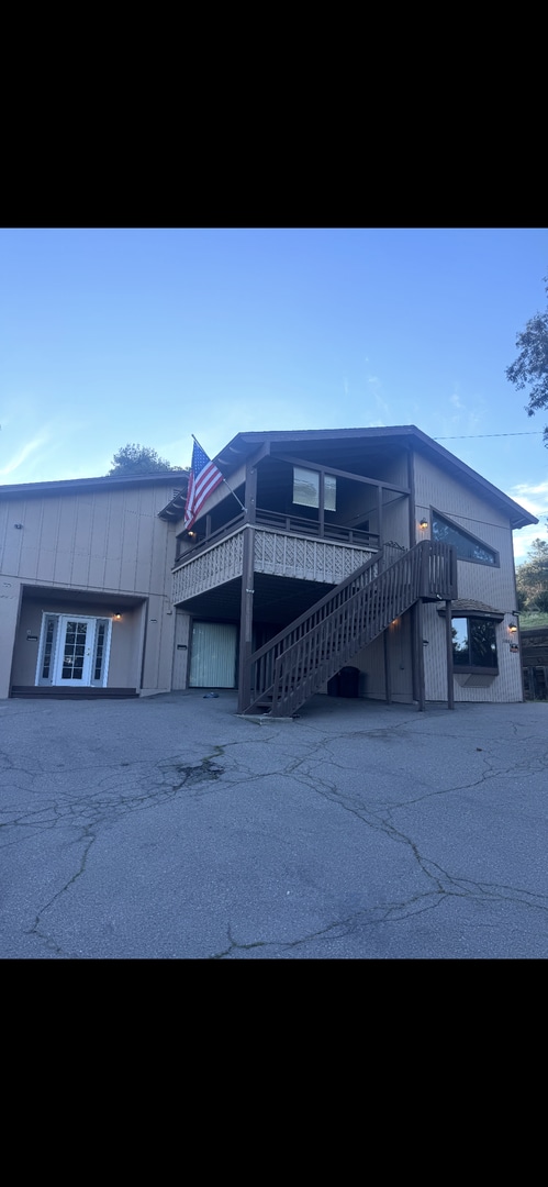 property at 3004 N Victoria Dr