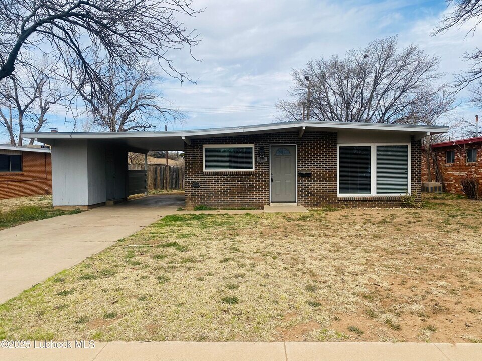 2704 68th St in Lubbock, TX - Building Photo