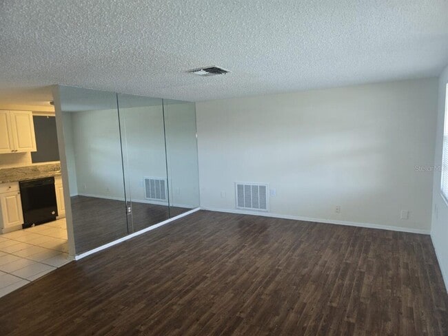 11835 Meadow Dr in Port Richey, FL - Foto de edificio - Building Photo
