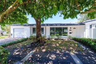 2011 N 43rd Ave in Hollywood, FL - Building Photo