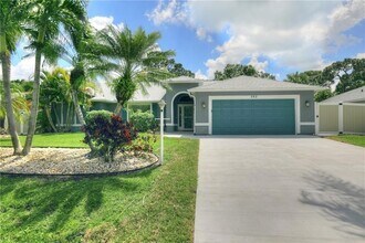 562 Rolling Hill Dr in Sebastian, FL - Foto de edificio - Building Photo