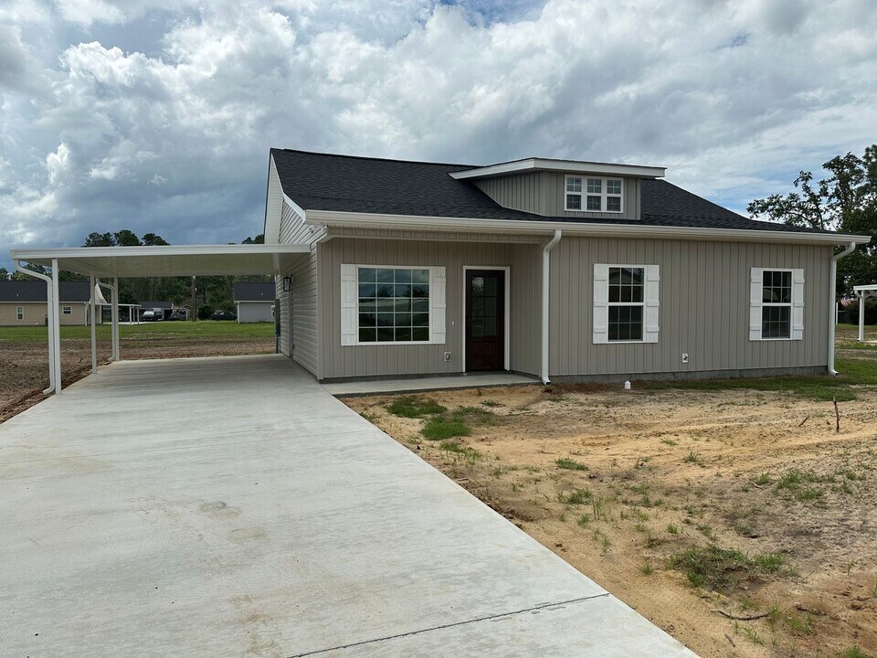 61 Wilson St in Hazlehurst, GA - Building Photo