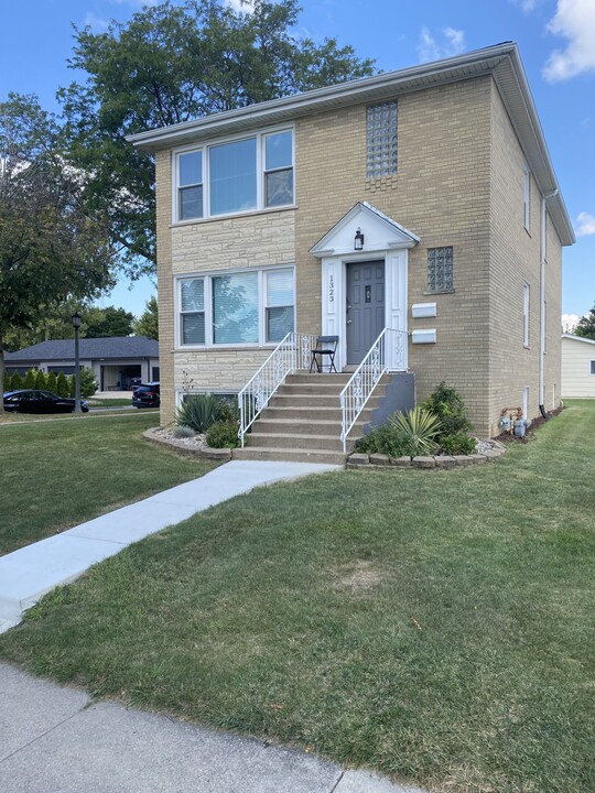 1323 W Cossitt Ave, Unit 2nd floor in La Grange, IL - Building Photo