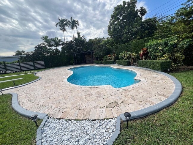 140 Pocatella St in Miami Springs, FL - Foto de edificio - Building Photo