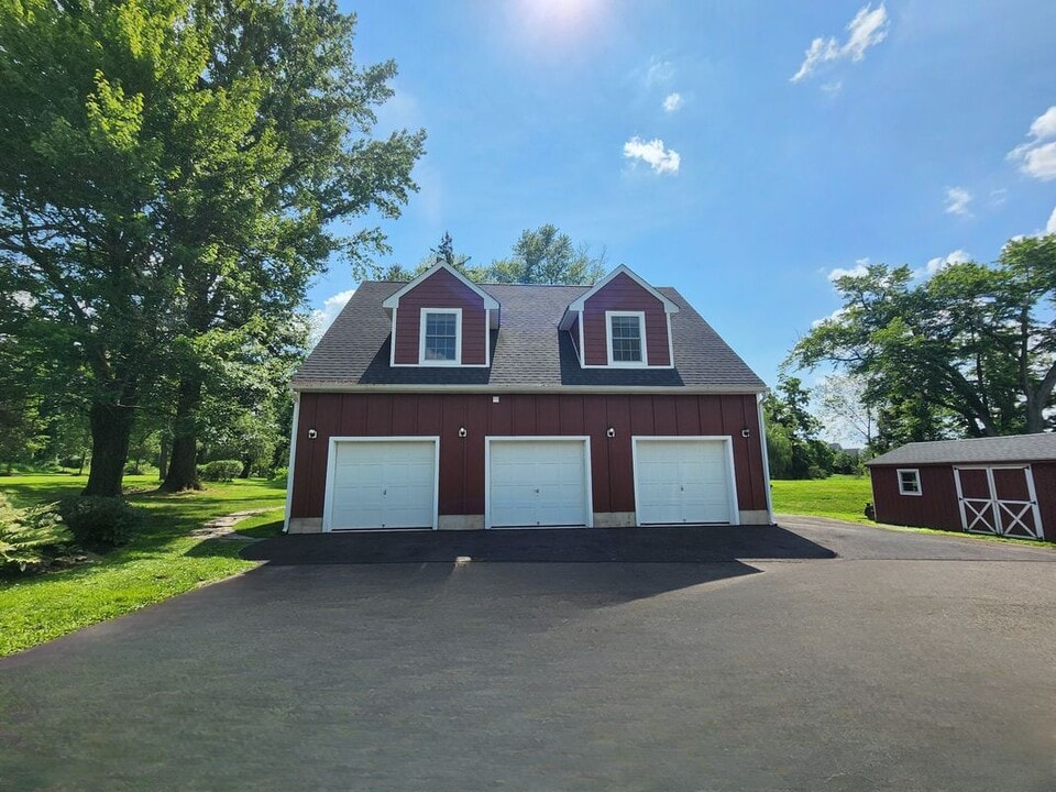 677 Durham Rd in Newtown, PA - Building Photo
