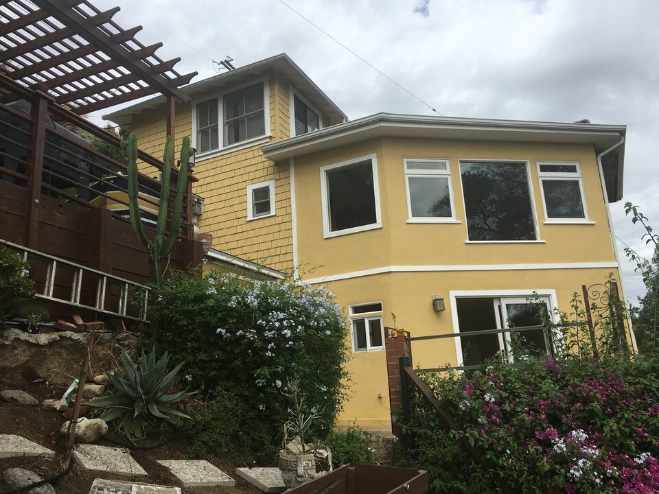 8191 Mannix Dr in Los Angeles, CA - Foto de edificio