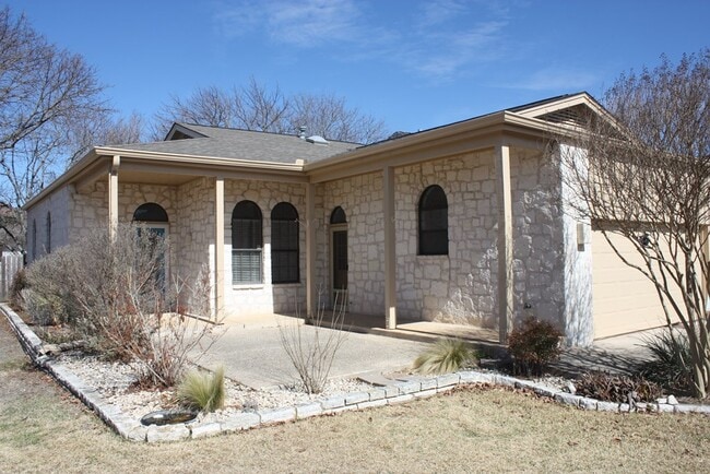 1816 Woodstone Dr in Kerrville, TX - Building Photo - Building Photo