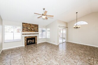 4401 La Reina Cir in Las Vegas, NV - Building Photo - Building Photo