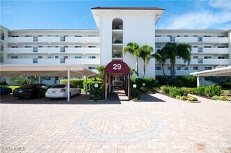 29 High Point Cir E in Naples, FL - Foto de edificio - Building Photo