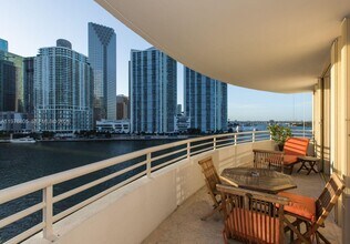 888 Brickell Key Dr, Unit 804 in Miami, FL - Foto de edificio - Building Photo
