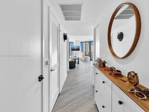 121 NE 34th St in Miami, FL - Building Photo - Building Photo